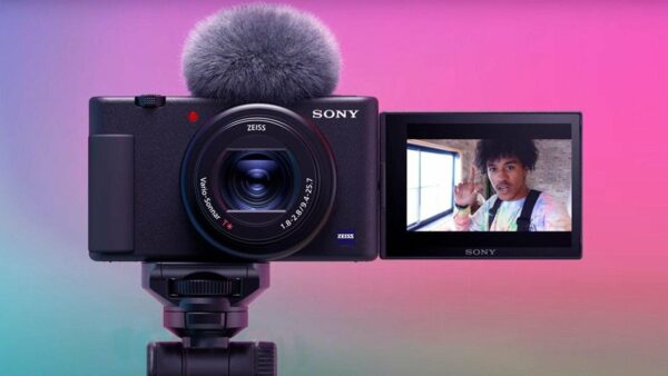 Sony ZV-1: первая профессиональная камера для видеоблоггеров. А разве это не RX-100?